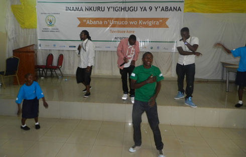 Abana na Urban Boys mu myidagaduro yakurikiye imirimo nyirizina y'inama.