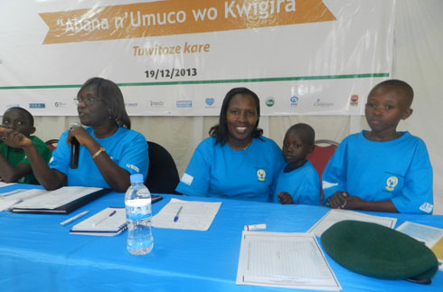 Abana nibo bayoboye inama, abayobozi banyuranye bakabaganirira ku ngingo abana bihitiyemo.