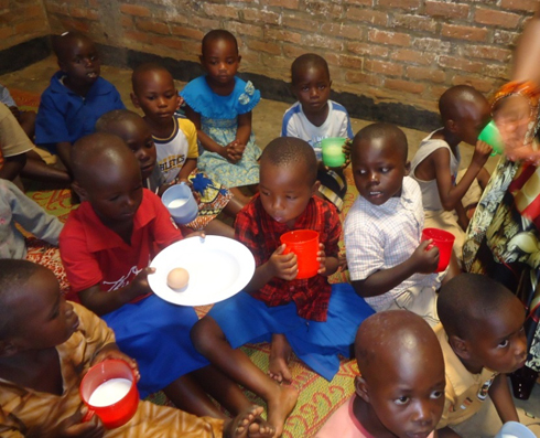 Abana b'incuke bahabwa amata n'amagi. 