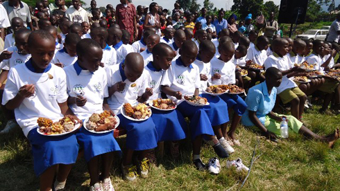 Abana bagaburiwe ku bishyimbo bishya bavuze ko biryoshye.