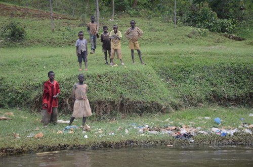 Abana bamwe ubasanga kunkengero z'ikiyaga baje koga.
