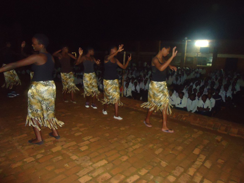 Abana bibumbiye muri English Club bari babiteguye nk