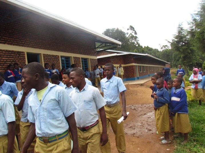 Abanyeshuri bahise basubukura amasomo yabo.