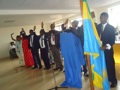 Abandi bagize komite barahiriye icyarimwe.