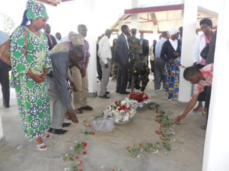 Abandi bakozi nabo bashyize indabo ku Rwibutso.