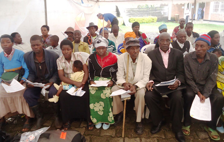 Abantu bafite uburwayi bwo mu matwi bategereje kuvurwa.