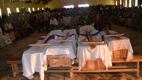 Abantu bari benshi baje gusezera ku bagwiriwe n