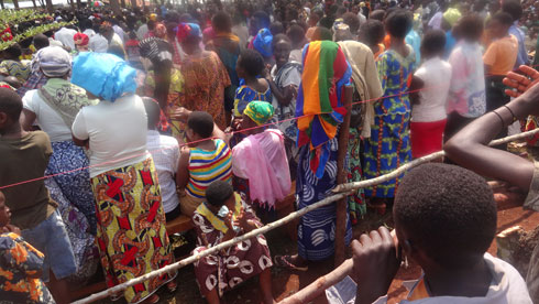 Abakirisitu muri Paruwasi Gatolika ya Kirehe bitabiriye isengesho rya Padili Ubald ari benshi.