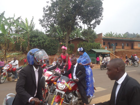 Abantu bari benshi muri Centre ya Kabeza bitegereza ubukwe budasanzwe.