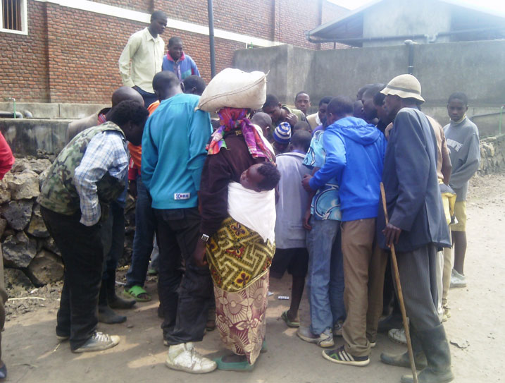 Abantu bashungereye aho bakina umukino w