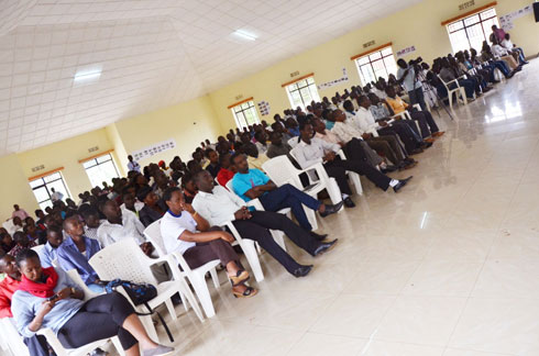 Abantu batandukanye biganjemo urubyiruko bitabiriye gahunda ya ndi Umunyarwanda.