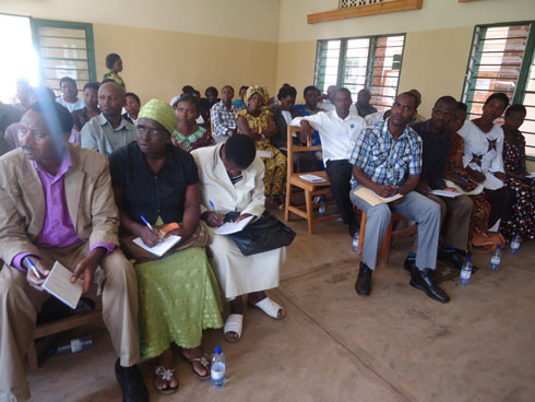 Abantu batandukanye bitabiriye amahugurwa ku itegeko ryerekeye imicungire y