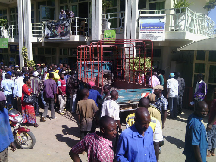 Iyi modoka yagonze ururabo rwari imbere y