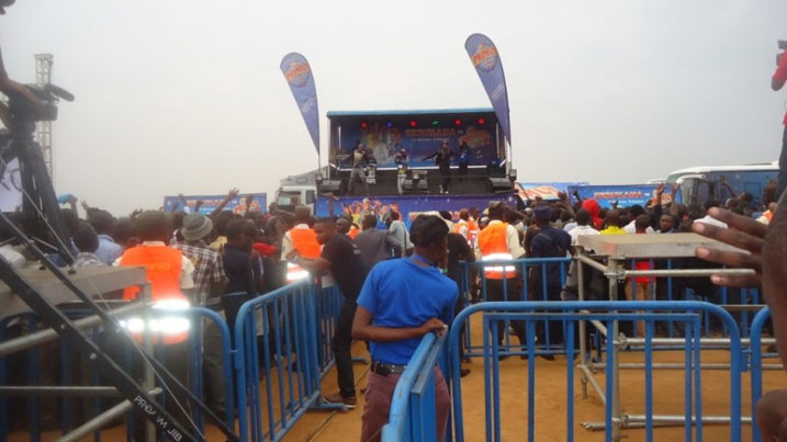 Abantu bishimiye itsinda Dream Boys.