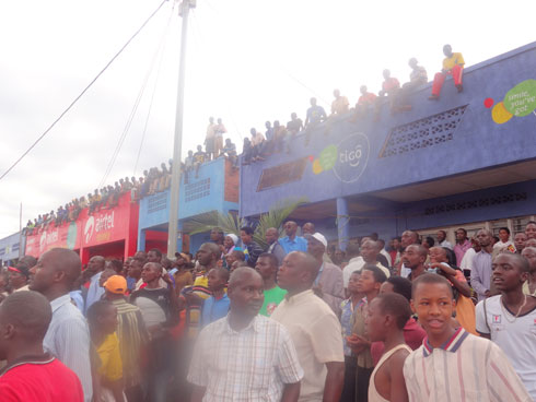 Abantu buriye amazu bacururizamo kugira ngo ntibacikwe na Tour du Rwanda.