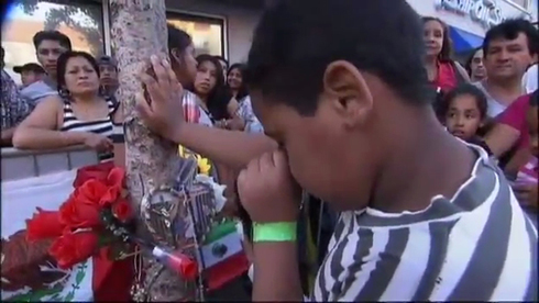 Abantu bajya gusenga bafashe kuri icyo giti bivugwa ko cyagaragayemo ishusho ya Bikira Mariya.