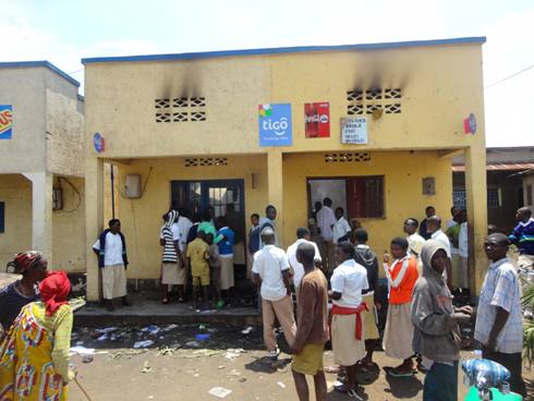 Abantu benshi bari bahuruye ngo barebe ibyabaye kuri iyi nzu.