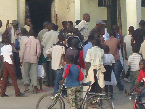 Abantu benshi bari bahururiye kureba umugore ukubita umubago