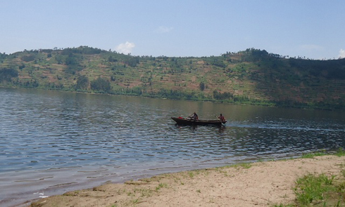 Abatuye ikirwa cya Bushonga bifashisha ubwato mu kwambuka bashaka serivise nyinshi batabona ku kirwa batuyeho.