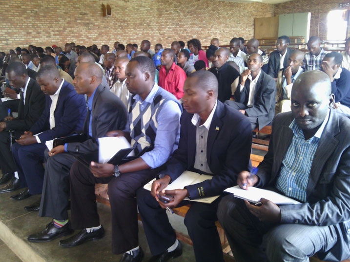 Abanyamabanga nshingwabikorwa b'imirenge n'abandi bitabiriye inama itangiza icyumweru cy'ubutaka.