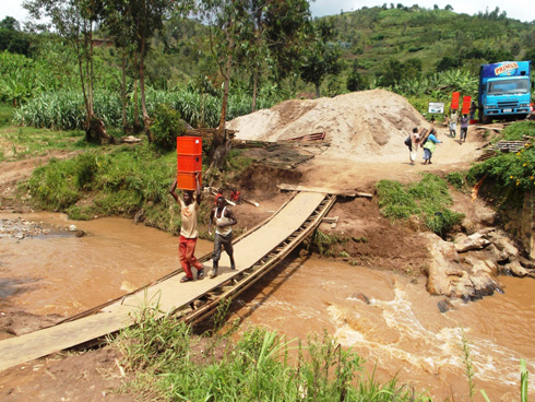 Abanyamaguru na moto bakorewe ikindi kiraro gito cyo kwifashisha mu gihe imodoka zo ziza zigahererekanya ibicuruzwa.