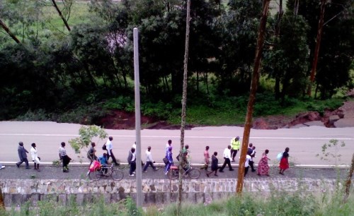 Abanyamaguru nibo bakoresha icyo gice cy'umuhanda cyacitse.