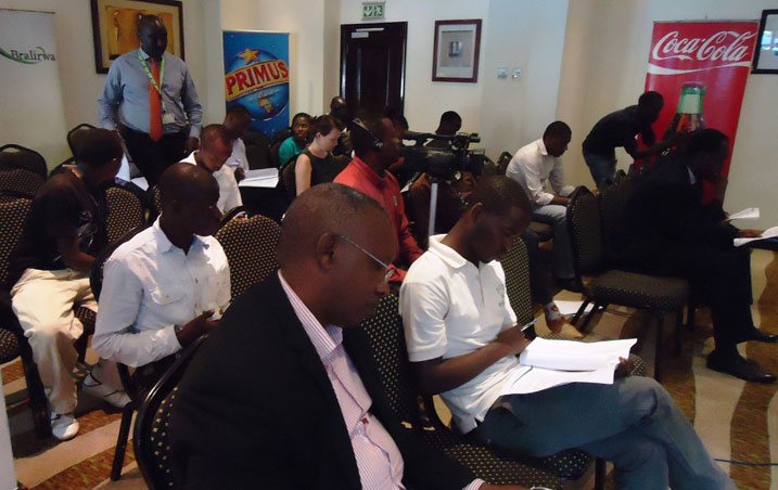 Abanyamakuru n'abandi bitabiriye ikiganiro cyatanzwe na Bralirwa ku miterere y'ubukungu bw'urwo ruganda.