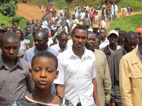 Bamwe mu bitabiriye urugendo rwo kwibuka Abanyamurenge bishwe.