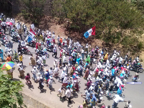 Abanyamuryango ba FPR-Inkotanyi berekeza kuri Stade Mbonwa. Ubari imbere ni Kayumba Bernard.