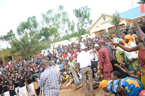 Abanyamuryango ba FPR bari kubyina.