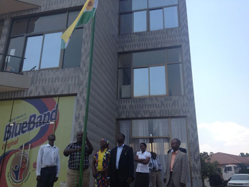 Abanyamuryango ba Green Party bazamura ibendera ryabo.