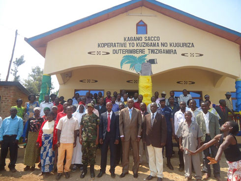 Abanyamuryango ba Koperative Umurenge SACCO ya Kagano batashye inyubako yabo nyuma y