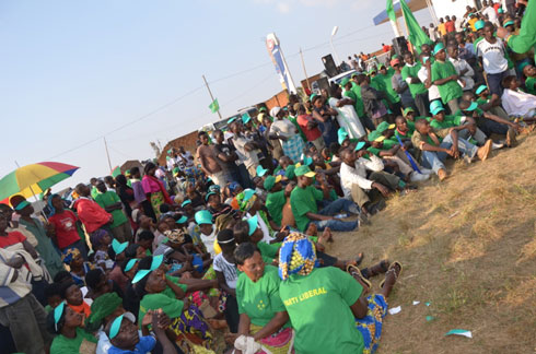 Abanyamuryango ba PL bumva ibitekerezo by'ishyaka ryabo.