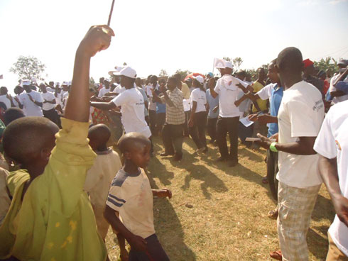 Abanyamuryango ba PS Imberakuri bari kwiyamamaza bashaka amajwi mu baturage.