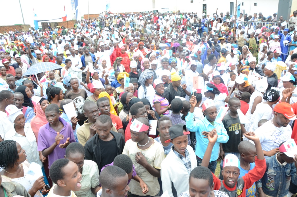 Abanyamuryango ba FPR bari bakubise bamamaza umuryango wabo.