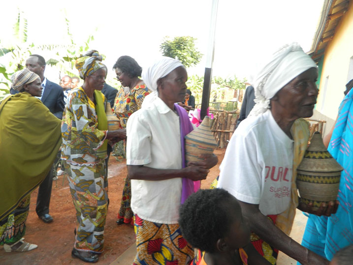 Abanyarukoma bakiriye iyo miryango bayiha ku myaka bejeje.