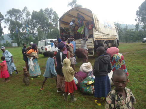 Abanyarwanda batahutse bava mu modoka za HCR.