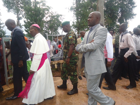 Bagana ku rwibutso rwa Mibilizi ahashyinguye inzirakarengane 7000.