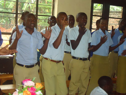 Abanyashuri bagize AERG Duhozanye bagabiye inka umukecuru Cyewusi.