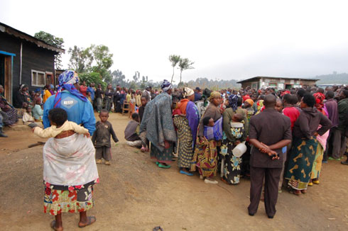 Abanyecongo batuye Kibumba baje mu Rwanda kubera imirwano.