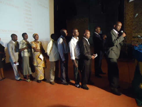 Abanyehuye batonze umurongo bajya kuvuga amafaranga batanze.