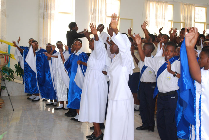 Abanyeshuli n'ababikira bari bahimbawe bashimira Imana ibyo imaze kubagezaho.