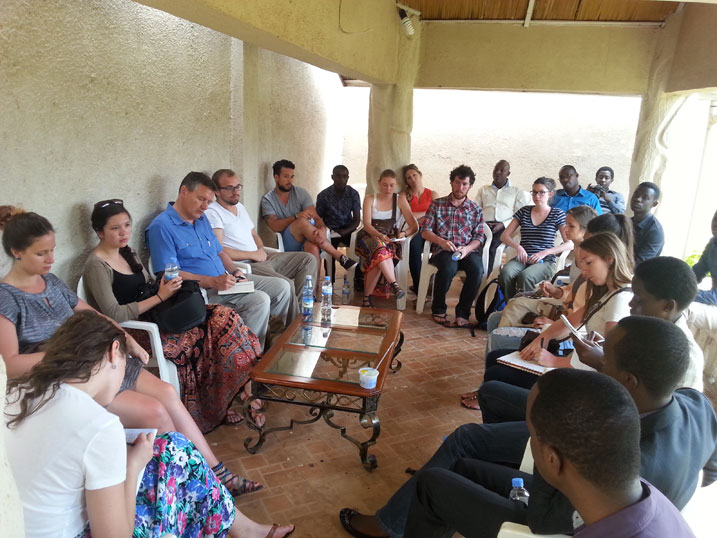 Abanyeshuri biga muri Carleton University baganira n'abayobozi muri Kigali Today Ltd. uburyo babonye itangazamakuru ryo mu Rwanda.