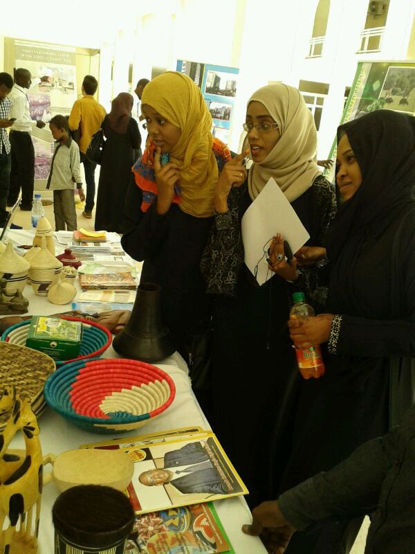 Abanyeshuri ba IUA barebana amatsiko menshi ibikoresho by