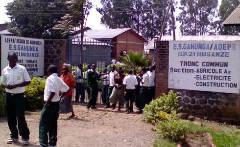 Abanyeshuri babiri biga muri E.S.Gahunga nibo bamaze guhura n'impanuka bambuka uwo muhanda wa kaburimbo unyura mu kigo cyabo.