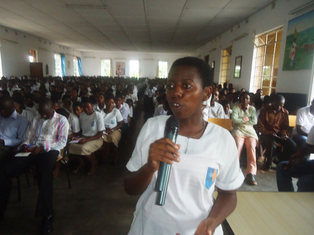 Abanyeshuri bafashe akanya babaza ibibazo mu bwisanzure.