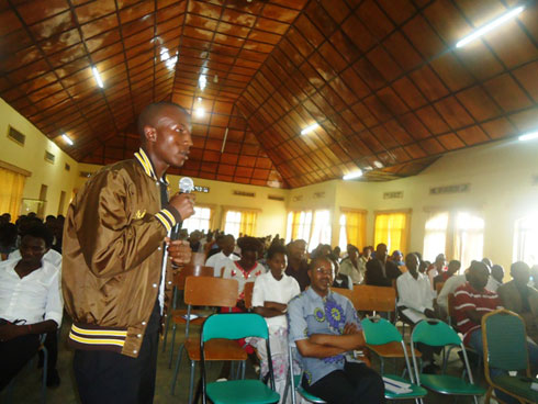 Abanyeshuri bafashe akanya bagaragaza ibyiza bya Gahunda ya Ndi Umunyarwanda.