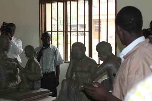 Abanyeshuri bagaragariza bayobozi ibyo bakora mu ishuri ry