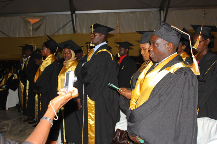 Abanyeshuri bahawe impamyabumenyi.