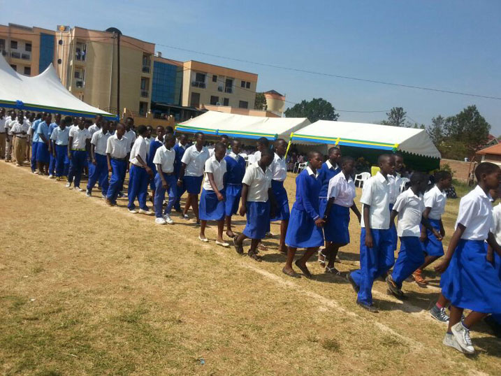 Abanyeshuri bakoze akarasisi bishimira ibimaze kugeraho.